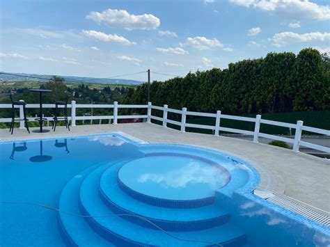 Jovana Jeremi Se Skinula U Minijaturni Bikini U Bazenu Vile U Grockoj Progovorila O Biznisu Sa