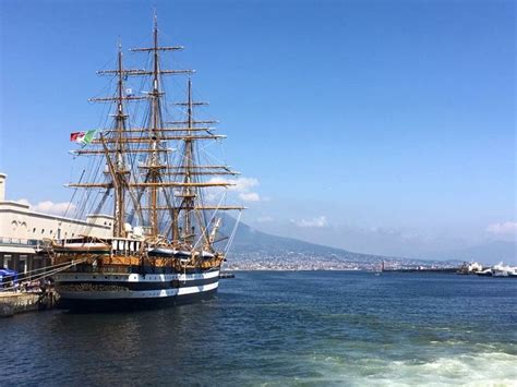 La Nave Pi Bella Del Mondo Ormeggiata Nel Porto Di Una Delle Citt