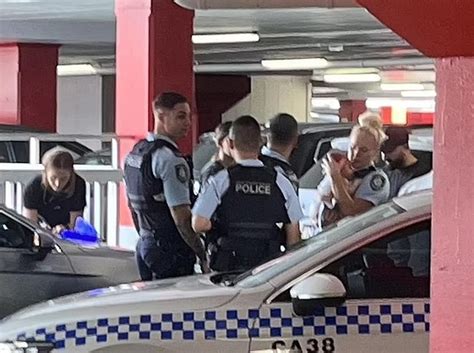 Policial embala bebê de 3 meses resgatada de carro quente na Austrália