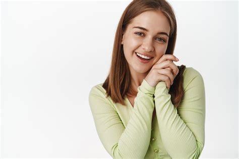 Portrait En Gros Plan D Une Jolie Fille Blonde Souriante Et Regardant Qch Belle Admire La