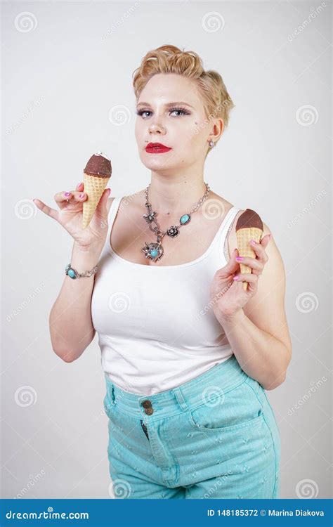 Jolie Fille Blonde Caucasienne De Cheveux Courts Mangeant De La Glace