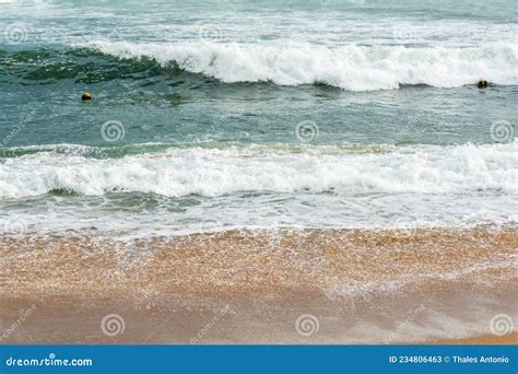 Ondas Do Mar De Praia Do Rio Vermelho Quebrando Nas Areias Claras