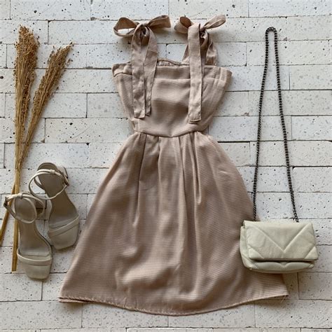 VESTIDO ABERTURA NA CINTURA E ALÇA LACINHO NUDE Dondoca Moda Feminina