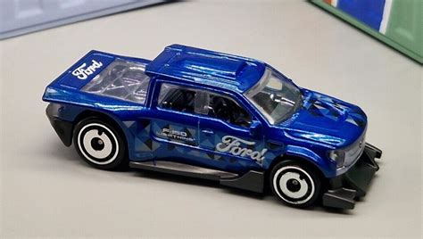 Машинка Базова Hot Wheels Ford F 150 Lightning Custom Hot Trucks 1 64 HKG66 Blue купити в