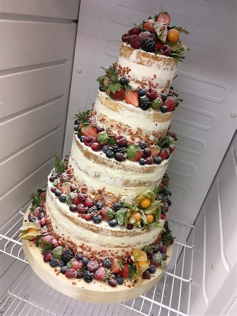 Semi Naked Cake Decorated Cake By Dortikyodjanicky CakesDecor