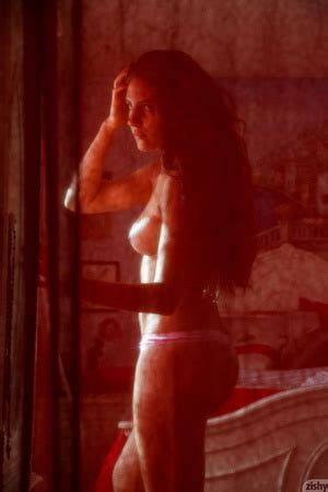 Middle Eastern Brunette Takes Off Her Purple Bra XXX Dessert