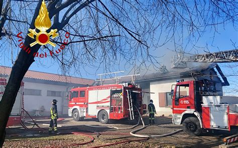 Incendio A Mariano Comense In Fiamme Il Tetto Di Un Azienda Agricola