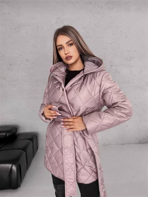 Куртка стеганная удлиненная с капюшоном на кнопках под поясок врезные ...