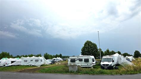 Gruppe Von Sinti Und Roma Campiert In Bruckdorf Ordnungsamt Und