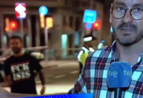 Fuck Isis La Scritta Sulla Maglia Del Passante A Barcellona Diventa Virale Video