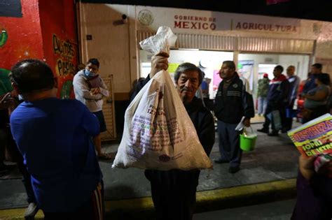 Entregan apoyos económicos y despensas en Iztapalapa Grupo Milenio