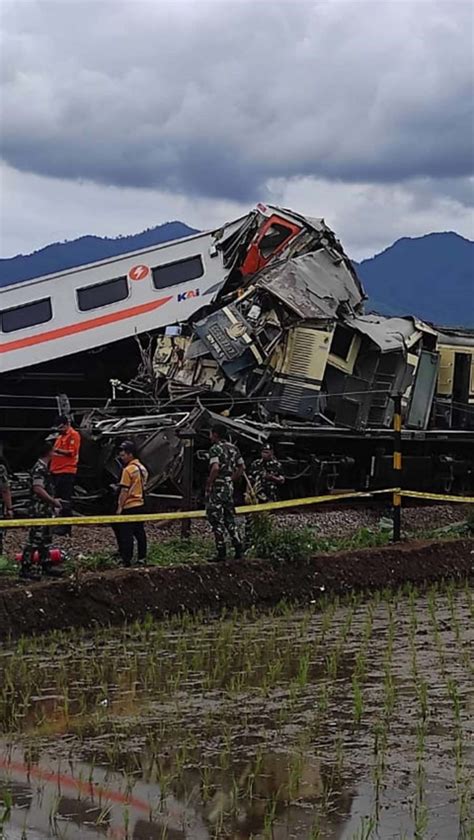 Fakta Fakta Dan Kronologi Lengkap Tabrakan KA Turangga Vs Commuter Line