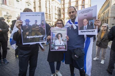 Unas Personas Protestan Por Ruptura De Relaciones De Barcelona Con