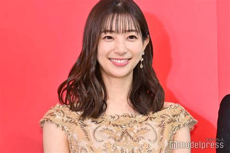 足立梨花、ミニ丈で美脚披露 撮影ポーズにも注目集まる モデルプレス