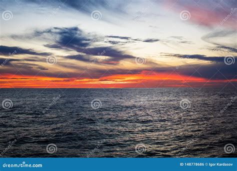 Puesta Del Sol Que Sorprende Mar El Sol Con Las Nubes Y Reflexi N Del