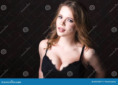 Portrait De Femme Sexy Avec De Beaux Seins Dans La Lingerie Image Stock