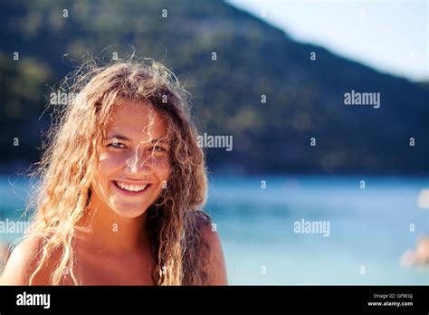Jeune 14 15 ans bikini à la plage Banque de photographies et dimages à haute résolution Alamy