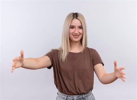 Souriante Jeune Fille Blonde En Appareil Dentaire Faire Semblant De Tenir Quelque Chose Sur Un