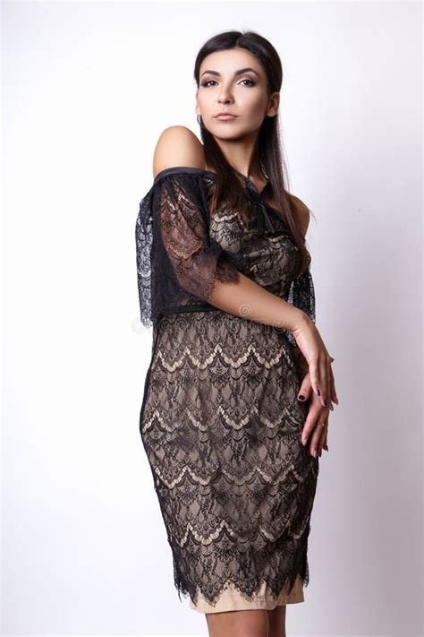 Ritratto Di Bella Donna Del Brunette In Vestito Nero Colpo Della Foto Di Modo Fotografia Stock