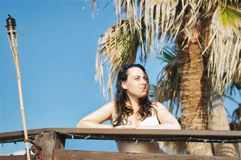 Eine Attraktive Junge Frau in Einem Weißen Bikini Sich Auf Einem Balkon Mit Einem Geländer