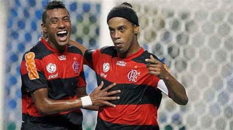 Ronaldinho Ga Cho Homenageia O Flamengo E V Deo Atinge Milh O De