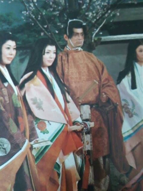 A Man And Women Dressed In Heian Robes Heian Era Womens Dresses Women