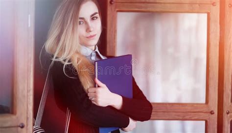Blonde Studentin Der Junge Recht Stockbild Bild Von Beil Ufig Hintergrund
