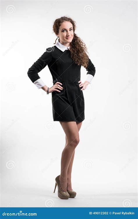 Jovem Mulher No Vestido Preto Foto De Stock Imagem De Forma Preto