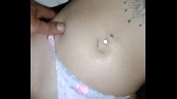 Niña caliente subiéndose a la barra con sus bragas a un lado XVIDEOS