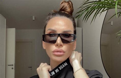 Da Se Smrzne Peva Ica Se Skinula U Bikini Na Snegu Foto Grand Online