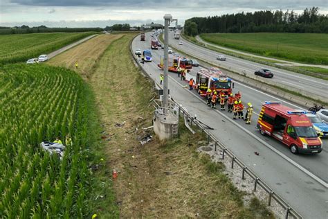 Unfall A9 Tödliches Überholmanöver Mercedes zerschellt an