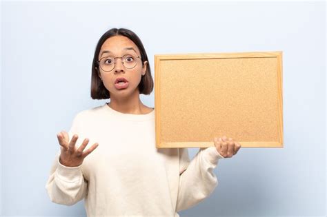 Joven Latina Boquiabierta Y Asombrada Consternada Y At Nita Con Una Sorpresa Incre Ble Foto