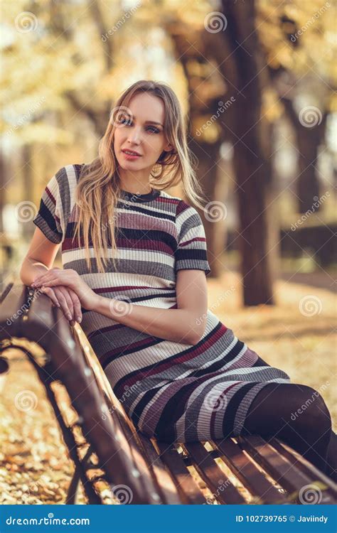 Jeune Femme Blonde S Asseyant Sur Un Banc D Un Parc Image Stock Image Du Adulte Banc