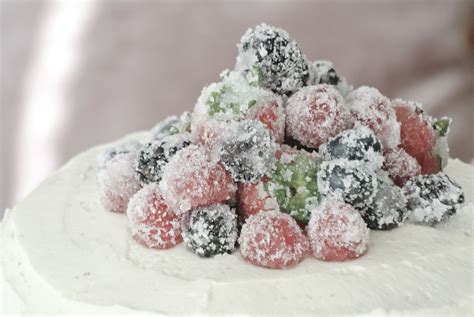 Naked Cake Mit Gezuckerten Beeren Living Elements