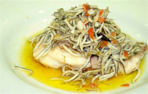 Merluza Al Horno Con Gulas Y Gambas