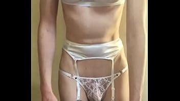 SEXY CROSSDRESSER PREPARÁNDOSE PARA LA NOCHE XVIDEOS