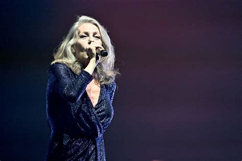 Lio M Tamorphos E Blonde Platine Et Cr Ne Ras La Chanteuse Est M Connaissable