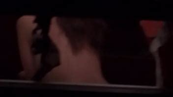 Vecina enseña el culo en la ventana XVIDEOS