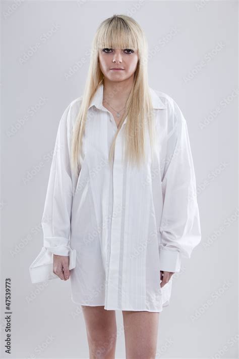 junge blonde Frau in Männerhemd Stock Foto Adobe Stock