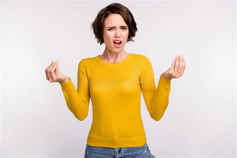 Foto De Una Jovencita De Brunette Enfadada Pregunta Al Dinero Usar Camisa Amarilla Aislada En