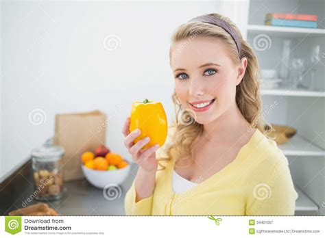 Blonde Lindo Sonriente Que Sostiene Una Pimienta Amarilla Imagen De Archivo Imagen De Joven