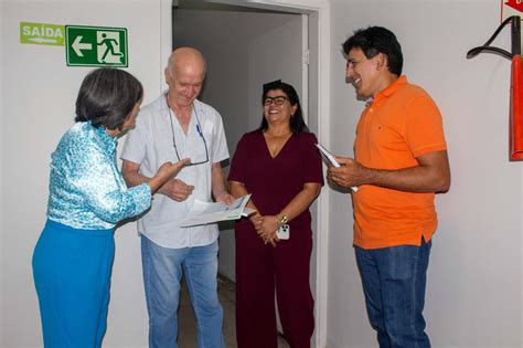 Professor J Nior Geo Entrega Emenda De R Mil Para O Hospital Padre