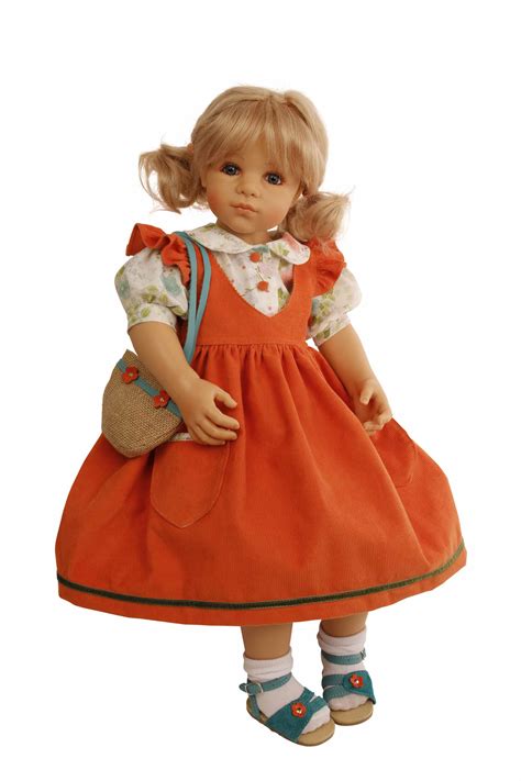 Puppe Alina sitzend von Sieglinde Frieske blonde Haare blaue Augen Kleidung orange weiss grün