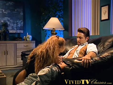 Une MILF élégante suce une bite et se fait défoncer la chatte après