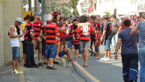 Flamenguistas Tomam Ruas Ao Redor Do Heriberto H Lse Coluna Do Fla