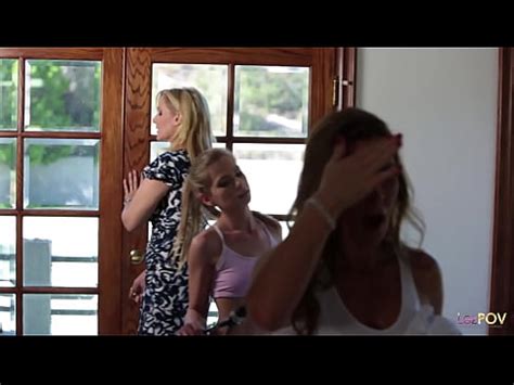 Jugar Al Tenis Fue Agotador Para Estas Chicas Lesbianas As Que Entran Para Follar A Una Milf