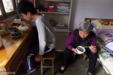 七旬陪读奶奶 20年陪8名孙辈考上大学 天下事 长沙晚报网