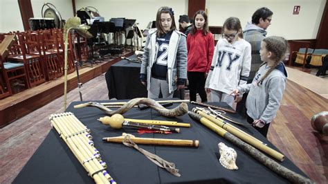 Exposición de instrumentos musicales en Merza