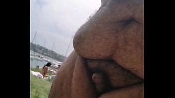 Diversión bajo el sol arrugado en la fiesta en la playa XVIDEOS