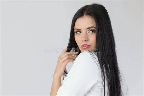 Jeune Brunette Avec Le Long Cheveu Photo stock Image du santé cheveu 151634644